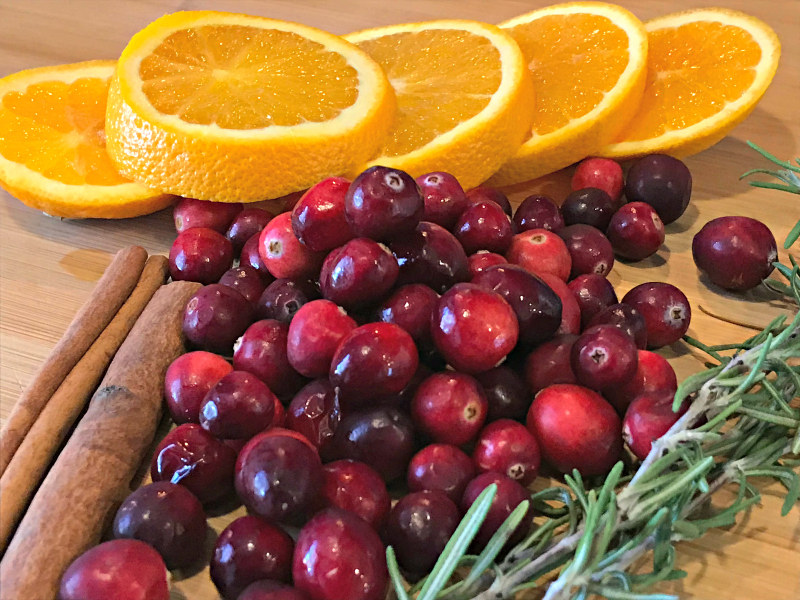 A quick DIY simmering Christmas potpourri that will make your entire home smell wonderful and ready for the holidays without synthetic fragrances. #HandmadeChristmas